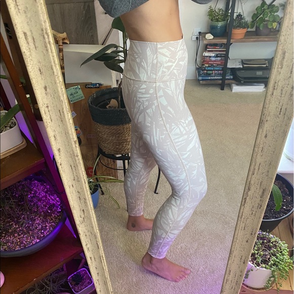 -sold- Like NEW Lululemon Wonder Under leggings - Picture 7 of 10